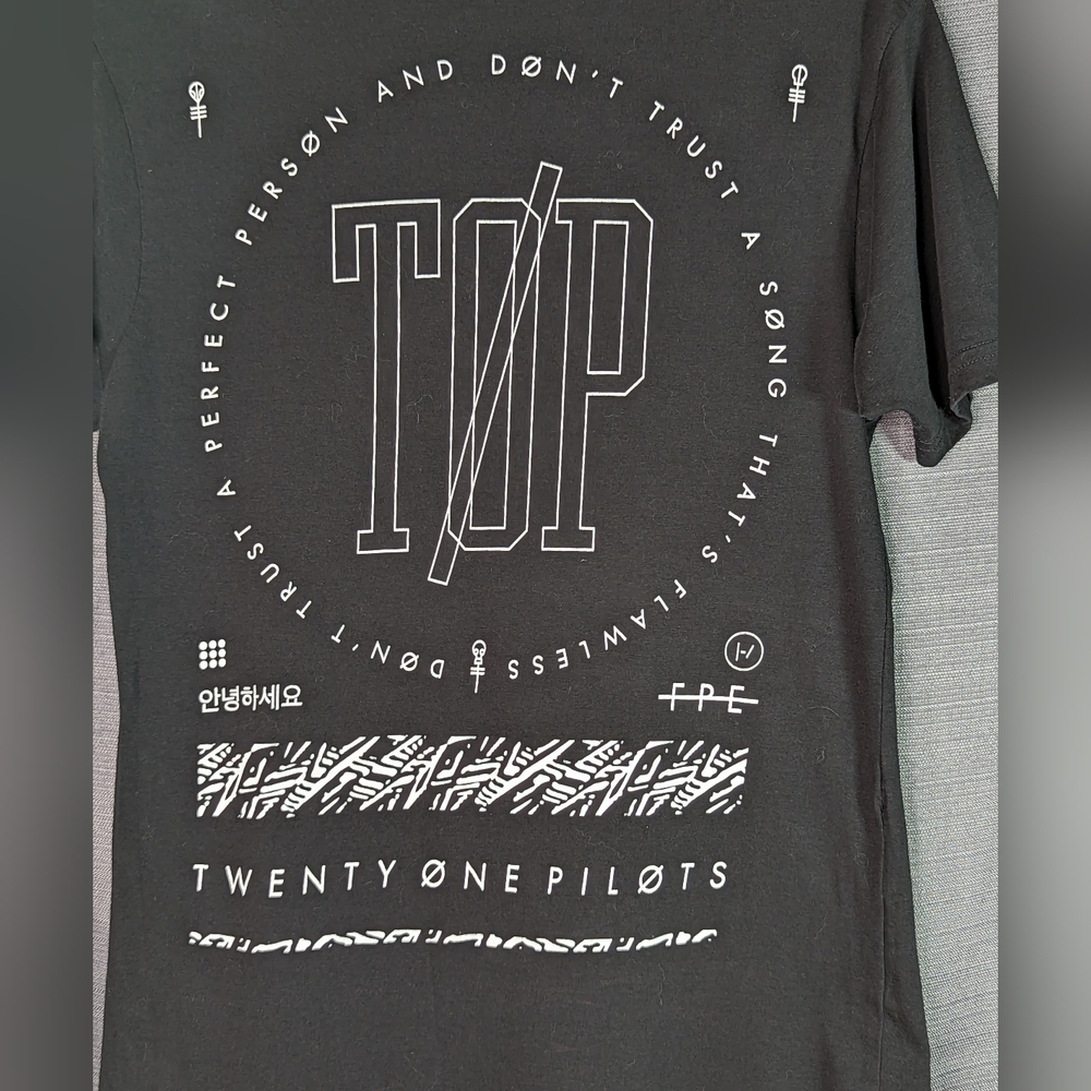 Twenty One Pilots Ring TShirt Womens Small Don't Trust a Perfect Person Band